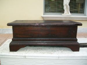 Miniatura e cassapanchina di epoca fine '700, primi '800.  67 l x 32 p x 27 h.