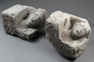 Alte Eckkapitelle aus Granit - 15. Jahrhundert