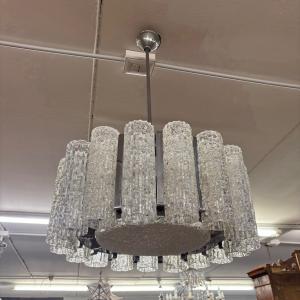 Kronleuchter Modell Doria Venini, Metallgestell mit 17 Gläsern und neun Lichtpunkten. Maße H 83 cm, Durchmesser 53 cm.