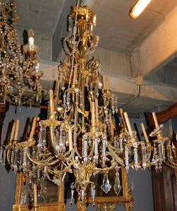 LAMP218 - Kronleuchter mit Kristallen, 19. Jahrhundert, Umfang 100 cm x H 150 cm