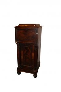 Pair of beautiful Victorian-style mahogany bedside tables from the 1800s