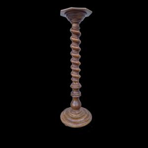Colonna in legno di noce  a ‘tourchon’ con piano ottagonale e base tonda.Periodo Deco’.