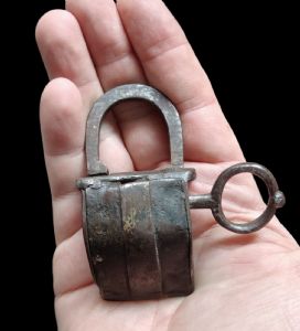 Lucchetto a borsetta in ferro forgiato XVI-XVII secolo 