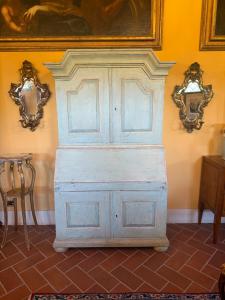 Lackierte Anrichte mit Aufsatz, 120x60x210h