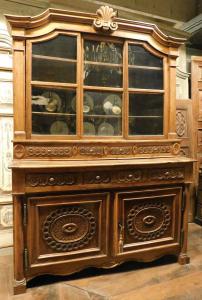 ARM233 - Nussbaumschrank, Epoche 18./19. Jahrhundert, Maße cm L 177 x H 247 x T 67