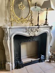 French fireplace in white Carrara marble with medium-sized reducer