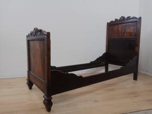 Letto singolo Carlo X in noce - lettino - prima metà '800