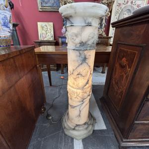 Antigua columna de alabastro estilo Liberty de 1920 a lámpara. Alto 109 cm, base 40x40 cm.