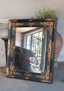 Specchiera nera con decori in oro, Toscana, '600