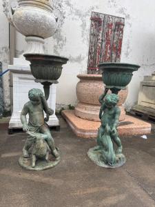 Bronzeskulpturen Vasen mit Putten, Höhe 1,10 m, Basisdurchmesser 50 cm