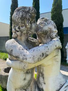 Scultura innamorati 160h base 60x60x80h