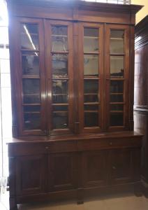 BÜCHERSCHRANK