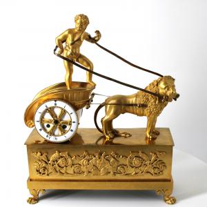 Orologio da tavolo con biga e leone
