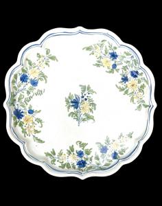 Alzata in maiolica con tesa lobata e piede tondo.Decoro a motivi floreali.Pavia.