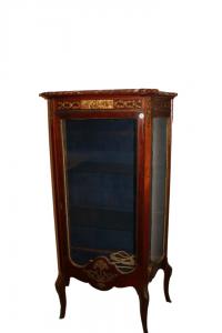 Französische Vitrine im Louis-XV-Stil mit Bronzen und Marmorplatte aus Mahagoniholz