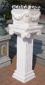Ionische Säule und Marmorvase