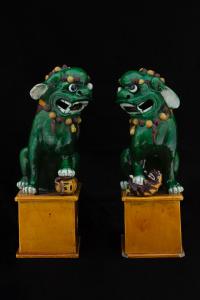 Par de grandes cães Foo em cerâmica esmaltada Sancai, China, século XIX.