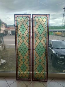 Coppia di vetrate cattedrale rilegate al piombo primo 900- H.184,5 cm - L.44 cm