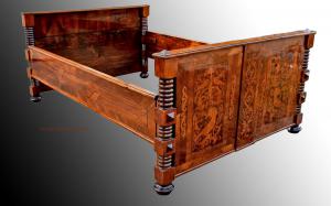 Raro letto settecentesco, in condizioni di pratica integrità dalle utilizzabili attuali dimensioni. Vienna, secolo XVIII°. Dallo splendido intarsio figurativo