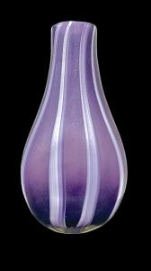 Vaso in vetro viola ametista corroso con fasce verticali lattimo.Dino Martens.Aureliano Toso.