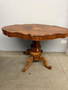 Antico tavolo a biscotto, '800, Carlo X in noce con stella intarsiata, 80x126x74cm, non restaurato ma in buono stato.