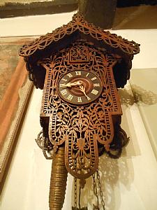 Straordinario orologio a cucù con cassa intagliata a merletto - Inizi dell'Ottocento - Funzionante