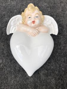 Herzförmiges Weihwasserbecken aus Porzellan mit Putto. Deutschland.