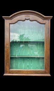 Vitrine de colecionador em nogueira com três prateleiras.