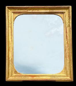 Specchiera-cornice in legno intagliato.