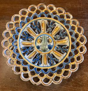 Alzata in maiolica , inizio XVIII secolo , manifattura di Savona