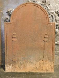 p228 - piastra in ghisa con colonne, misura cm l 50 x h 68