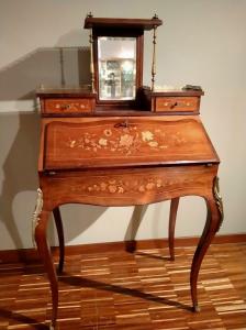 French drop-front desk with riser from the 1800s, Louis XV style, richly inlaid.