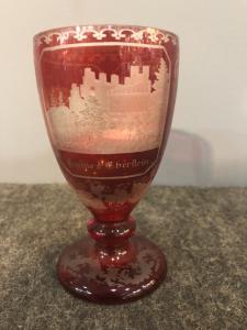 Biedermeier-Böhmisches Glas mit zwei Medaillons mit Architekturszenen.