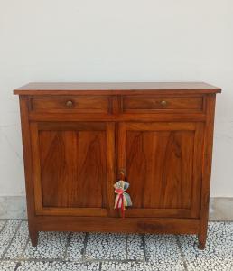 Eingangskommode aus massivem Nussbaumholz. 120 B x 34 T x 107 H