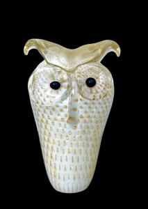Gufo o civetta in vetro pesante sommerso a bolle con l’attimo e oro.Firma: arte di Murano.