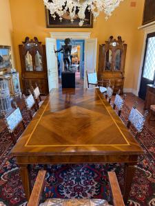 Extendable walnut table 180x140x80 + two 58 cm extensions