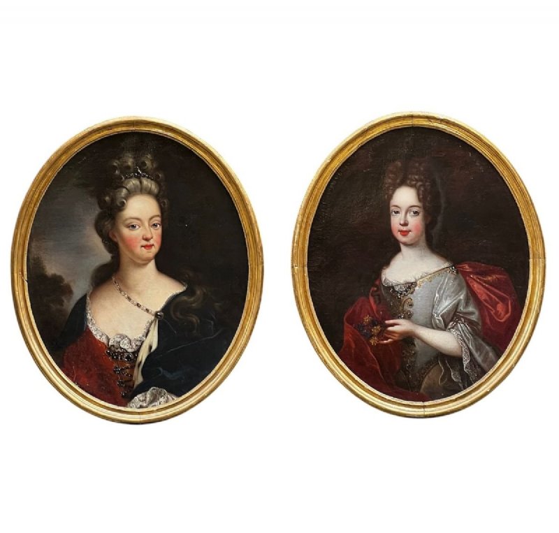 Coppia di ritratti ovali di nobildonne