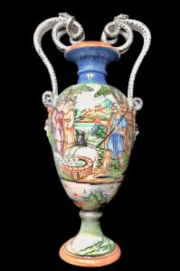 Majolika-Vase mit Geschichtendekor, Manufaktur Molaroni, Pesaro.