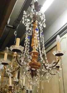 LAMP220 - Kronleuchter mit Kristallen, 19. Jahrhundert, Umfang 70 x H 95 cm