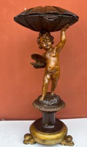 Putto alato con conchiglie