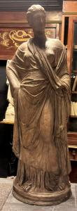DARS673 - Statua in scagliola con figura femminile, misure cm L 35 x H 107 x P 25