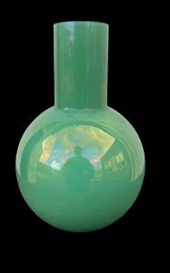 Vaso in vetro incamiciato con corpo globulare e collo verticale. Nason,Murano.