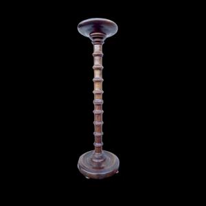 Colonna in legno di noce con fusto tornito a ‘nodi’ stile bambu’.Piano e base rotondi.Periodo deco’.