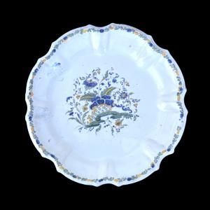 Lobated-edge maiolica plate with bridge decoration. Antonibon manufactory. Nove di Bassano.