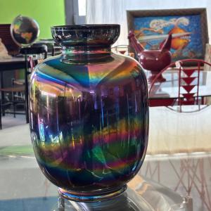 Vaso iridescente  in vetro di Murano di Sergio Asti per  Venini anni 80 . H cm 32 