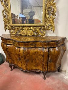 Venezianisches bewegtes Sideboard aus Nussbaumholz, 190x55x108H
