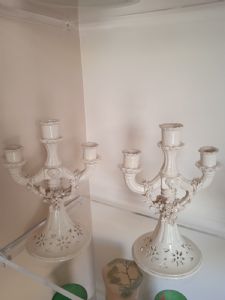 Paire de chandeliers en faïence émaillée.