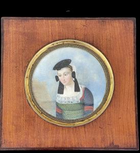 Miniatura incorniciata raffigurante personaggio femminile in costume.