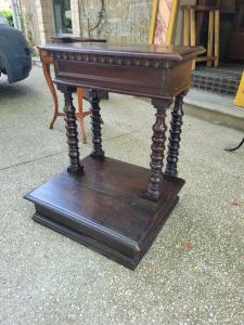 Kneeler with barley twists, Umbria, early 17th century, walnut wood