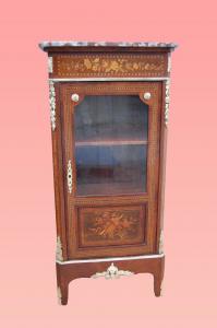 Vitrine francesa antiga de 1800 incrustada com tampo de mármore e bronzes
